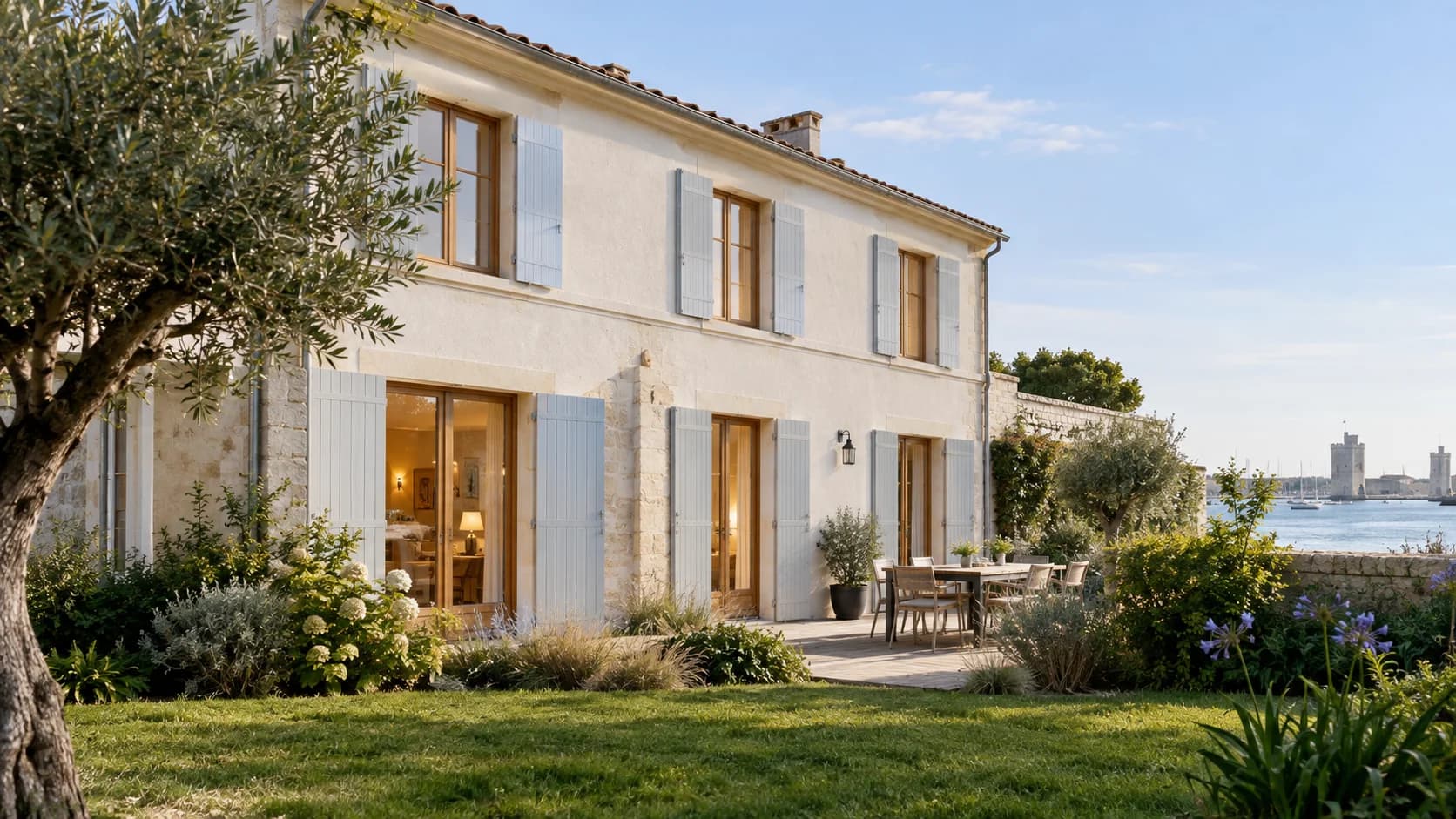 Maison charentaise aux menuiseries rénovées, ouverte sur un jardin proche du littoral.