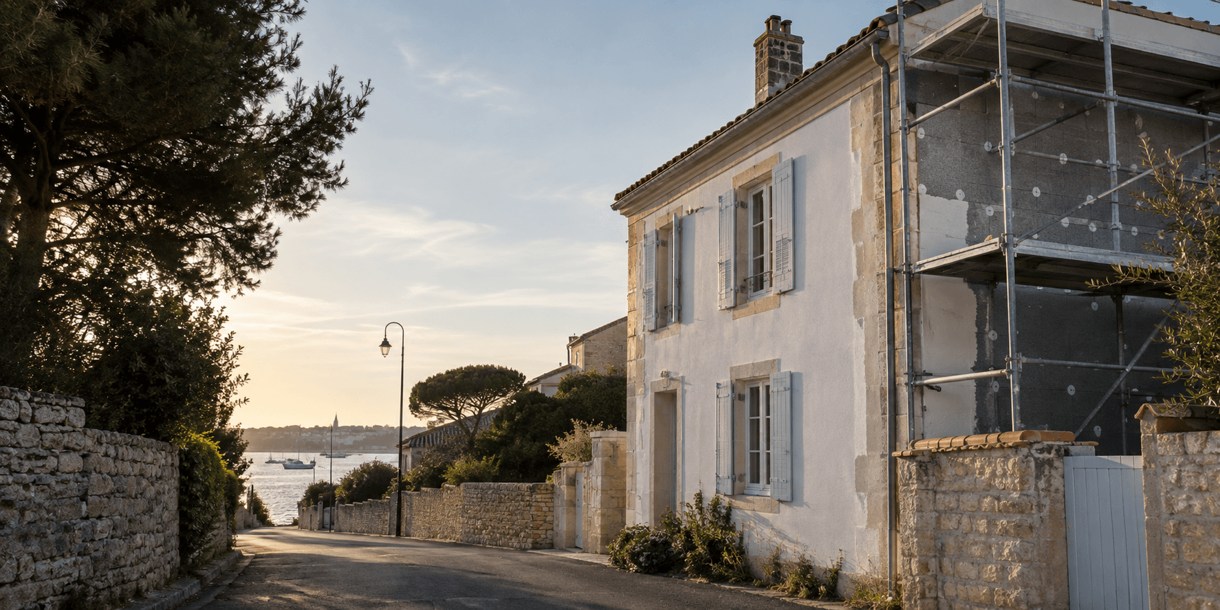 Façade d’une maison de Charente-Maritime en rénovation pour un projet d’isolation des murs.