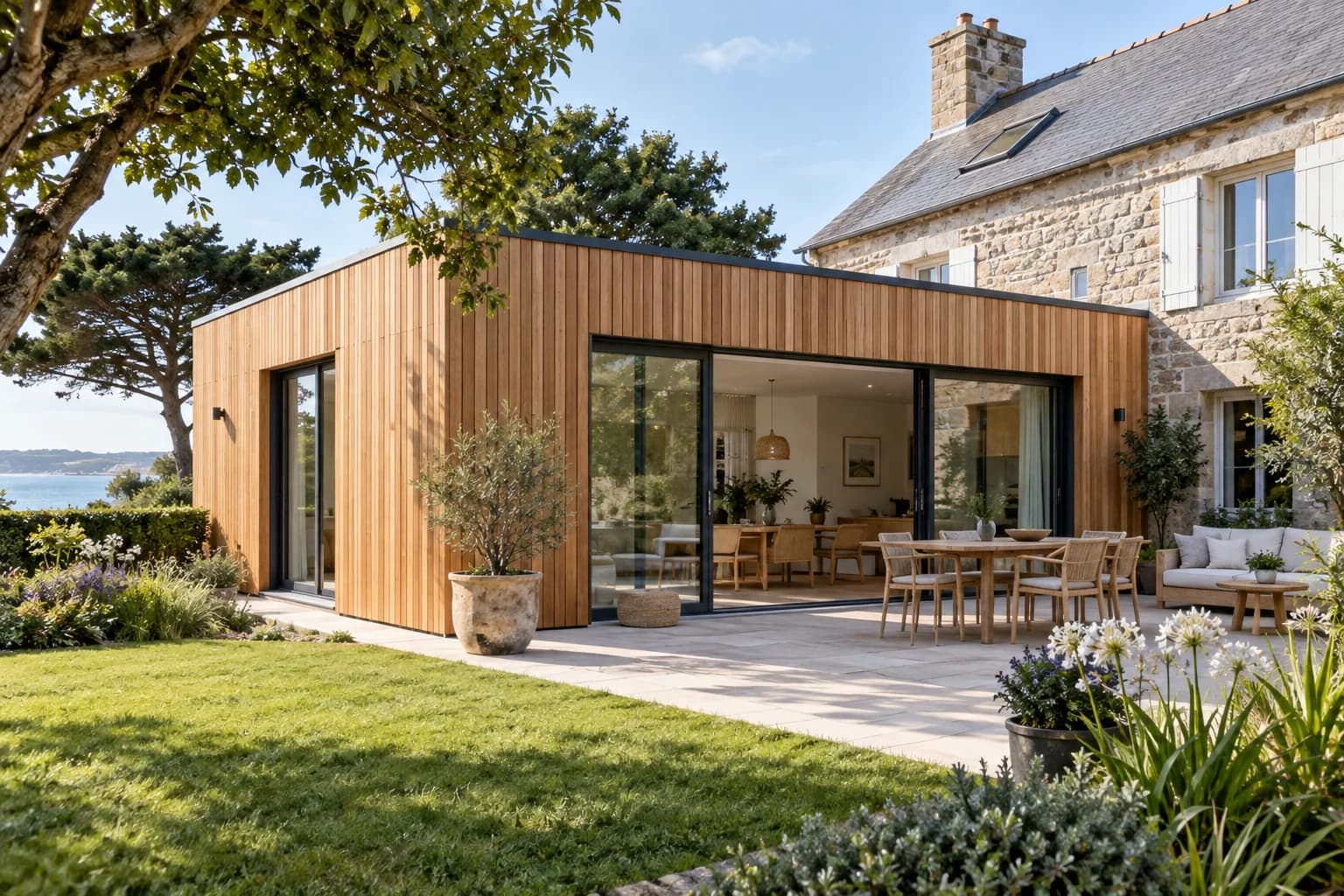Extension contemporaine attenante à une maison existante.